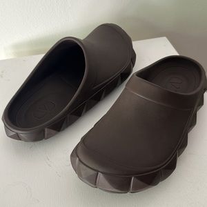 Valentino Slides
